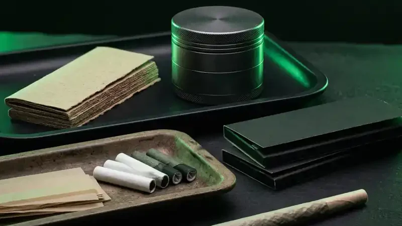 Rolling Papers, Aktivkohlefilter, Grinder und Tray als hochwertige FMCG-Produkte